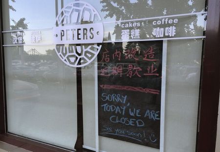 © Reuters. Aviso informa que cafeteria de canadenses na China está fechada nesta terça-feira