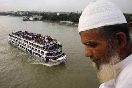 © Reuters. Barco superlotado navega pelo rio Buriganga em Daca, Bangladesh