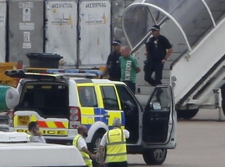 © Reuters. الشرطة البريطانية تصطحب رجلا من طائرة تابعة للخطوط القطرية في مانشستر
