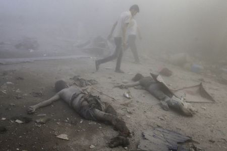 © Reuters. المرصد السوري:هجمات جوية شرق العاصمة دمشق تسفر عن مقتل 64 شخصا