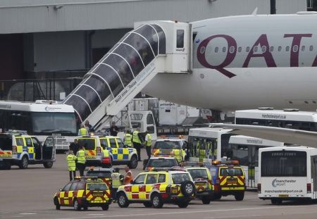 © Reuters. الشرطة البريطانية: اعتقال رجل للاشتباه في تقدمه ببلاغ كاذب عن قنبلة على طائرة 
