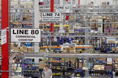 © Reuters. Workers assemble built-in appliances at the Whirlpool manufacturing plant in Cleveland