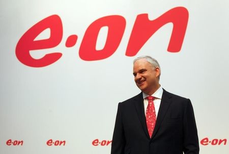 © Reuters. CEO of German utility giant E.ON Teyssen stands in front of the company's logo before the annual news conference in Duesseldorf