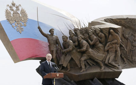 © Reuters. Russia's President Vladimir Putin delivers a speech during a ceremony unveiling a World War One monument in Moscow