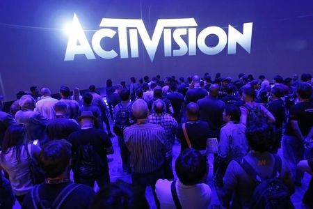 © Reuters. Crowd waits for video presentation at the Activision booth during the 2014 Electronic Entertainment Expo, known as E3, in Los Angeles