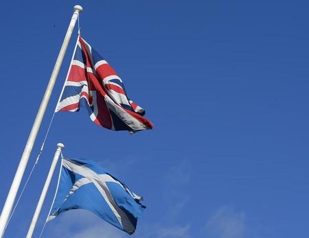 © Reuters. Bandeira da Escócia e do Reino Unido do lado de fora do Parlamento escocês em Edimburgo