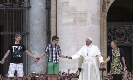 © Reuters. Papa Francisco participa de cerimônia com coroinhas em Roma