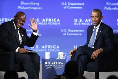 © Reuters. Obama sits for an onstage interview with Chingonzo during the U.S.-Africa Business Forum in Washington