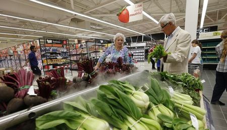 © Reuters. Customers shop for vegetables at a Tesco Extra supermarket in Watford, north of London