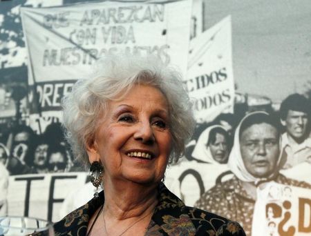 © Reuters. La presidenta de las Abuelas de Plaza de Mayo halla a su nieto tras 35 años