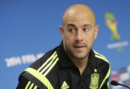 © Reuters. El portero español Pepe Reina se incorporará al Bayern de Múnich