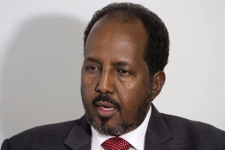 © Reuters. الرئيس الصومالي يتوقع بدء عملية عسكرية جديدة ضد متشددي الشباب