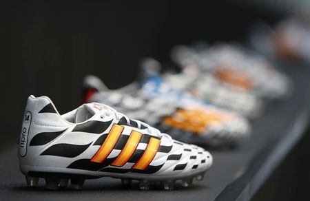 © Reuters. Nike tiene más acuerdos en Europa, pero Adidas se queda los más rentables 