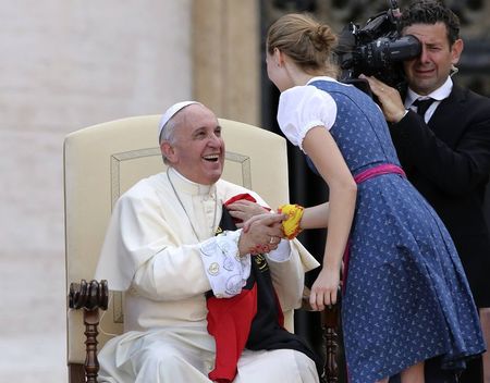 © Reuters. El papa insta a los jóvenes a no perder tiempo con Internet y los móviles