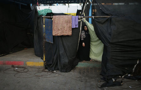 © Reuters. قصة ملاذين: الخوف عنصر مشترك بين الفلسطينيين والإسرائيليين في الملاذات
