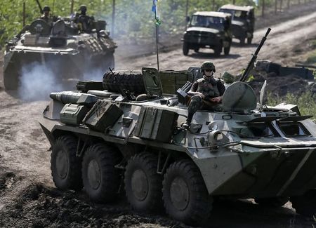 © Reuters. Ukrainian troops are pictured near Slaviansk