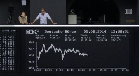 © Reuters. Las bolsas europeas bajan por Ucrania y flojos datos Alemania 
