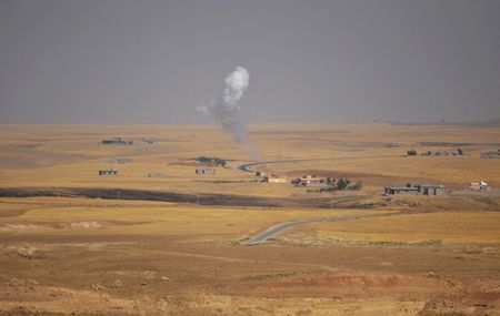 © Reuters. Fumaça durante confronto entre curdos peshmerga e militantes do Estado Islâmico