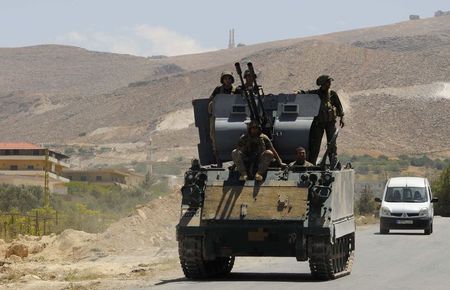 © Reuters. Soldados libaneses na entrada de Arsal, no Vale de Beca