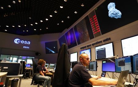 © Reuters. Cientistas e controladores de missão da Agência Espacial Europeia, em Darmstadt