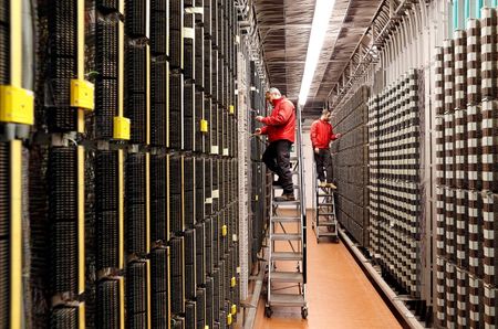 © Reuters. Telecom Italia technicals office personnel work in a telephone exchange in Rome