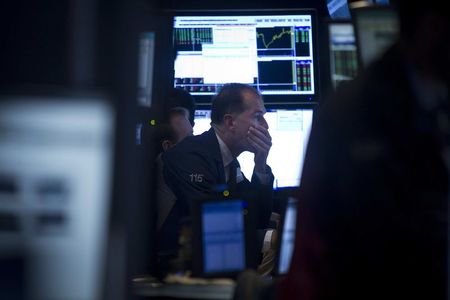 © Reuters. Wall Street abre a la baja por temores sobre Rusia y adquisiciones