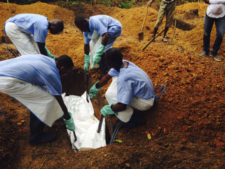 © Reuters. España para la repatriación desde Liberia del religioso enfermo de Ebola