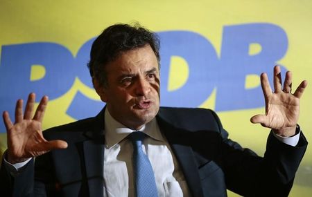 © Reuters. Candidato do PSDB à Presidência, Aécio Neves, durante entrevista coletiva em Brasília