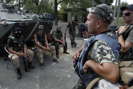 © Reuters. La OTAN teme una invasión de Ucrania, Rusia reúne 20.000 soldados 