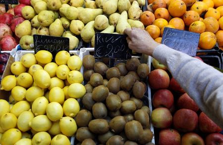 © Reuters. MOSCOU SUSPEND LES IMPORTATIONS DES PRODUITS AGRICOLES AMÉRICAINS ET DES FRUITS ET LÉGUMES DE L'UE