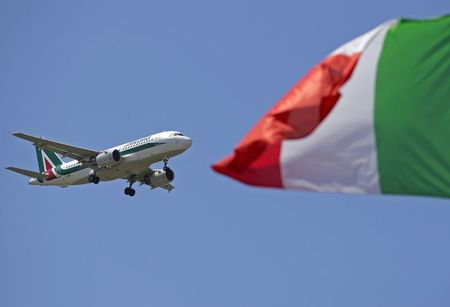 © Reuters. مصدر: طيران الاتحاد والبريد الايطالي يعدان لمشاركة بعد صفقة أليطاليا