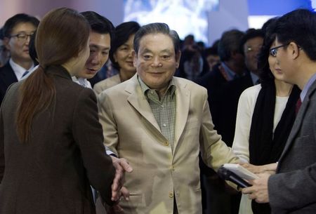 © Reuters. File photo of Samsung Electronics Chairman Lee meeting with reporters after touring the Samsung booth at the CES in Las Vegas