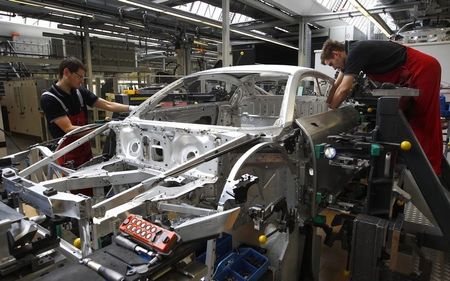 © Reuters. Workers assemble new Audi R8 car body in German car manufacturer's plant in Neckarsulm