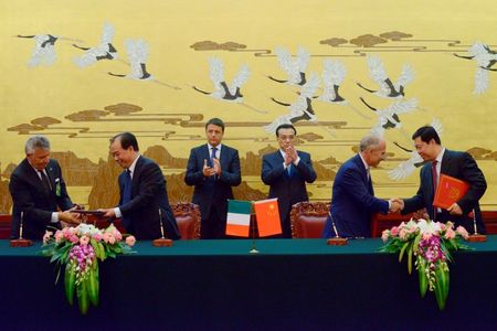 © Reuters. Italian Prime Minister Renzi and Chinese Premier Li applaud during a signing ceremony at the Great Hall of the People in Beijing