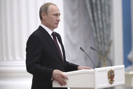 © Reuters. Russian President Putin delivers a speech during a meeting at Kremlin in Moscow