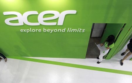 © Reuters. An employee uses an Acer laptop at the company's booth during the 2014 Computex exhibition at the TWTC Nangang exhibition hall in Taipei