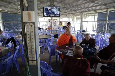 © Reuters. DEUX EX-DIGNITAIRES KHMERS ROUGES CONDAMNÉS À PERPÉTUITÉ