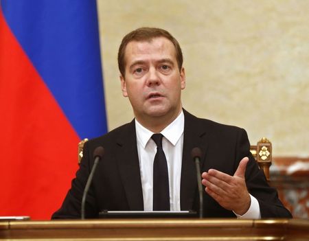 © Reuters. Russia's Prime Minister Medvedev leads a government meeting in Moscow