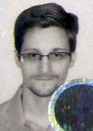 © Reuters. Foto de Edward Snowden nos documentos de refúgio na Rússia