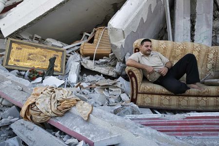 © Reuters. Palestino em meio às ruínas de casas destruídas na Cidade de Gaza