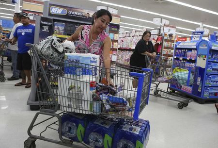 © Reuters. Clientes fazem compras em mercado do Havaí antes da chegada de furacão