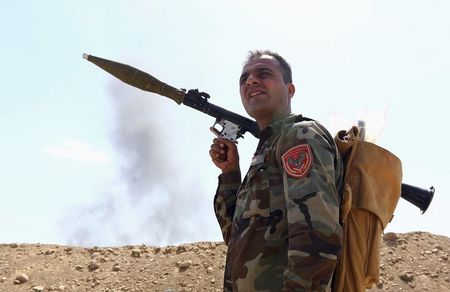 © Reuters. "Peshmerga" curdo toma posição com lançador RPG de na província de Nineveh