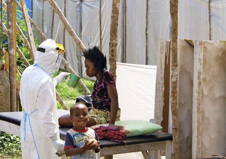© Reuters. Sierra Leona bloquea zonas afectadas por ébola y Liberia declara estado de emergencia