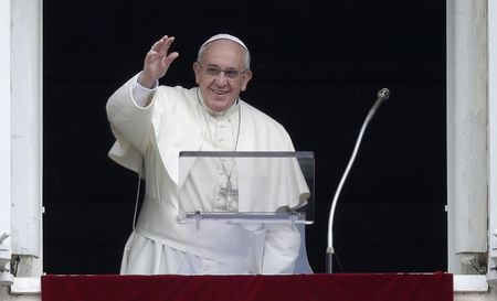 © Reuters. البابا فرنسيس يدعو لاتخاذ اجراء في مواجهة اجبار مسيحي العراق على الفرار