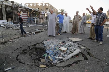 © Reuters. مصادر طبية وأمنية: انتحاري يقتل 14 في منطقة شيعية في بغداد