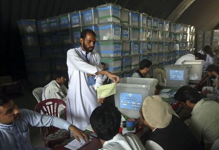 © Reuters. كيري يصل كابول في محاولة لحل أزمة انتخابات الرئاسة الأفغانية
