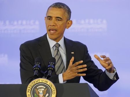 © Reuters. صحيفة: أوباما يبحث توجيه ضربات جوية لمساعدة أقليات دينية في العراق