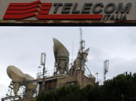 © Reuters. A Telecom Italia antenna booster is seen in northern Rome