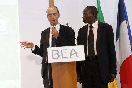 © Reuters. Remi Jouty, president of France's BEA air accident investigator, and Malian Civil Aviation Accident and Incident Investigation Commission President N'Faly Cisse attend a press conference at the BEA headquarters in Le Bourget