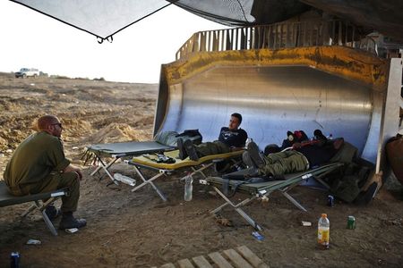 © Reuters. اسرائيل تطلب مساعدة الصليب الأحمر لاستعادة رفات جنديين في غزة